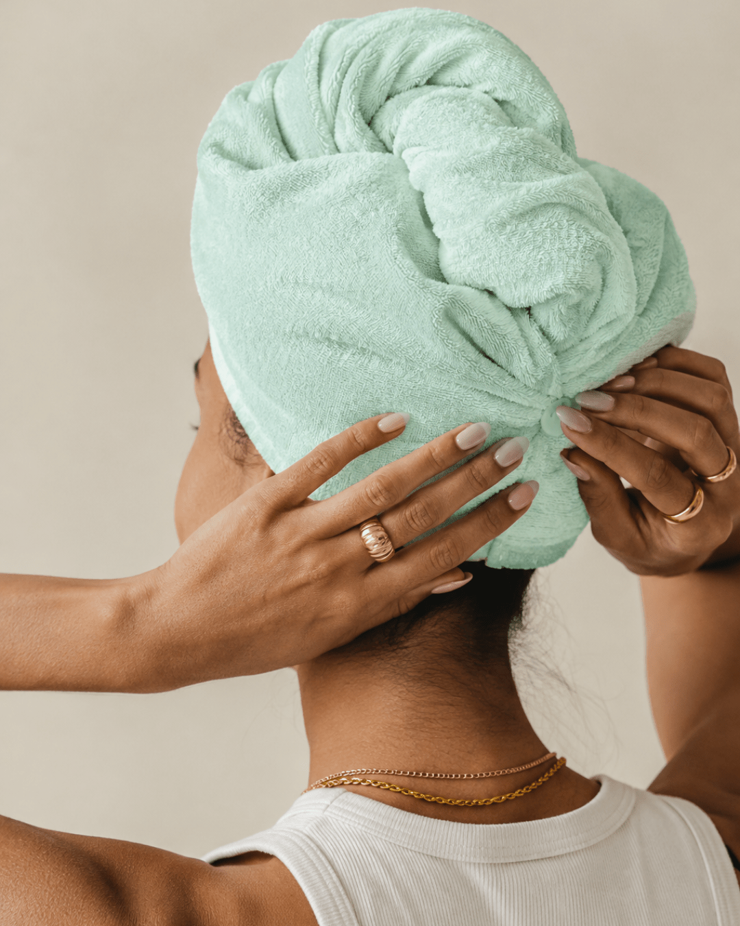 Serviette microfibre vs T-shirt : pourquoi ça change tout pour tes boucles ?