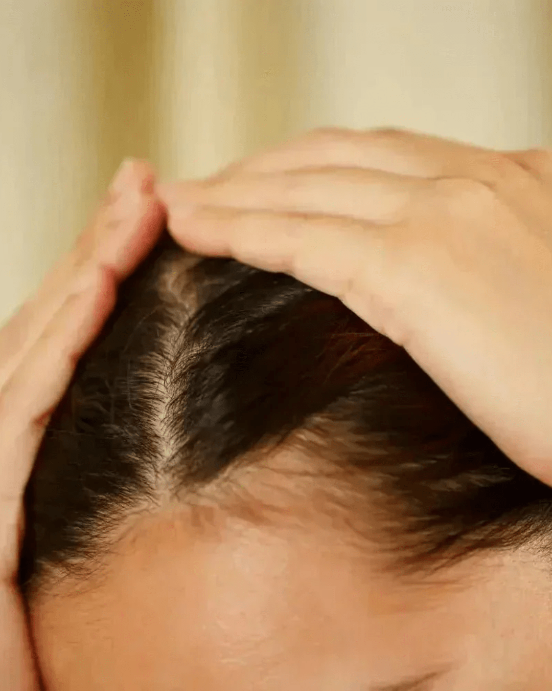 Cheveux gras : comment espacer les shampoings ?